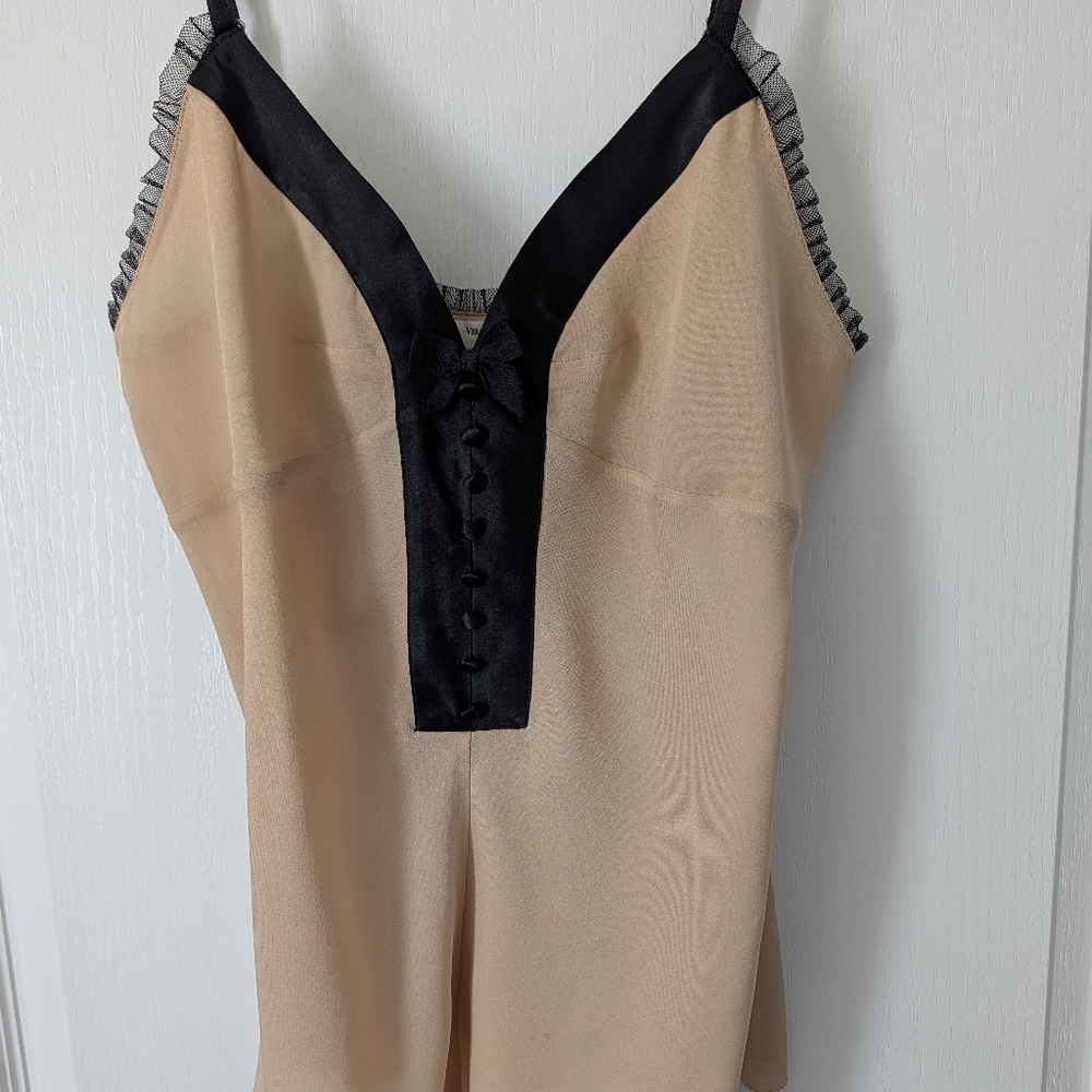 Vera Wang Black and Beige Sleeveless Camisole and Panty Set- Size Medium
